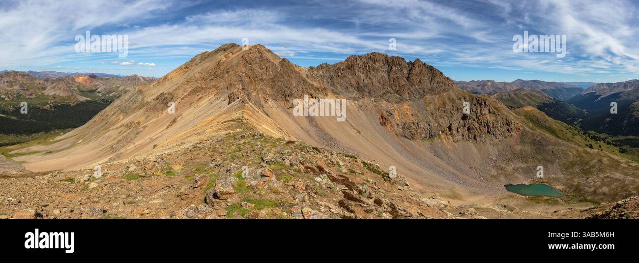 Fantastica vista del Garfield Peak (13,778') e del lago Henschel dalla Red Mountain (13,481'). Situato nella gamma Sawatch, Colorado. Foto Stock