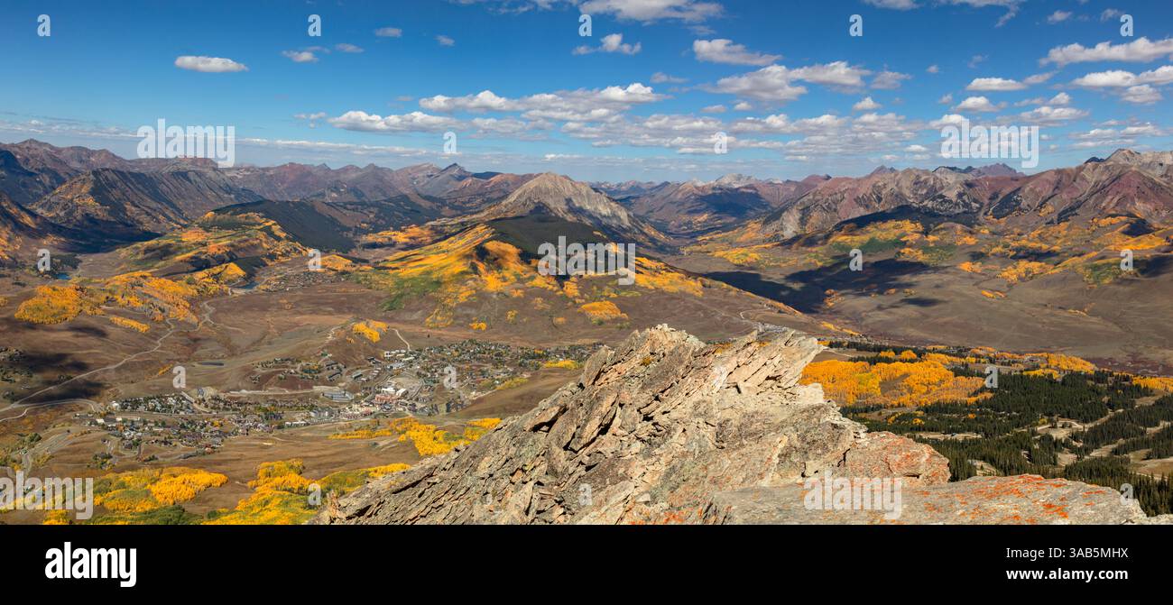 La montagna Gotica (631 metri) appare come un'isola in un mare di picchi della catena degli alci circondato da vivaci alberi di pioppo vicino a Crested Butte Colorado. Foto Stock