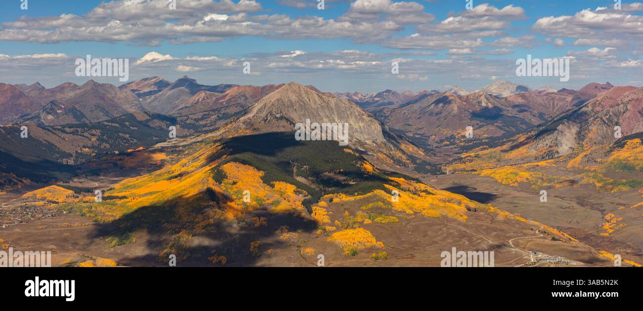 La montagna Gotica (631 metri) appare come un'isola in un mare di picchi della catena degli alci circondato da vivaci alberi di pioppo vicino a Crested Butte Colorado. Foto Stock