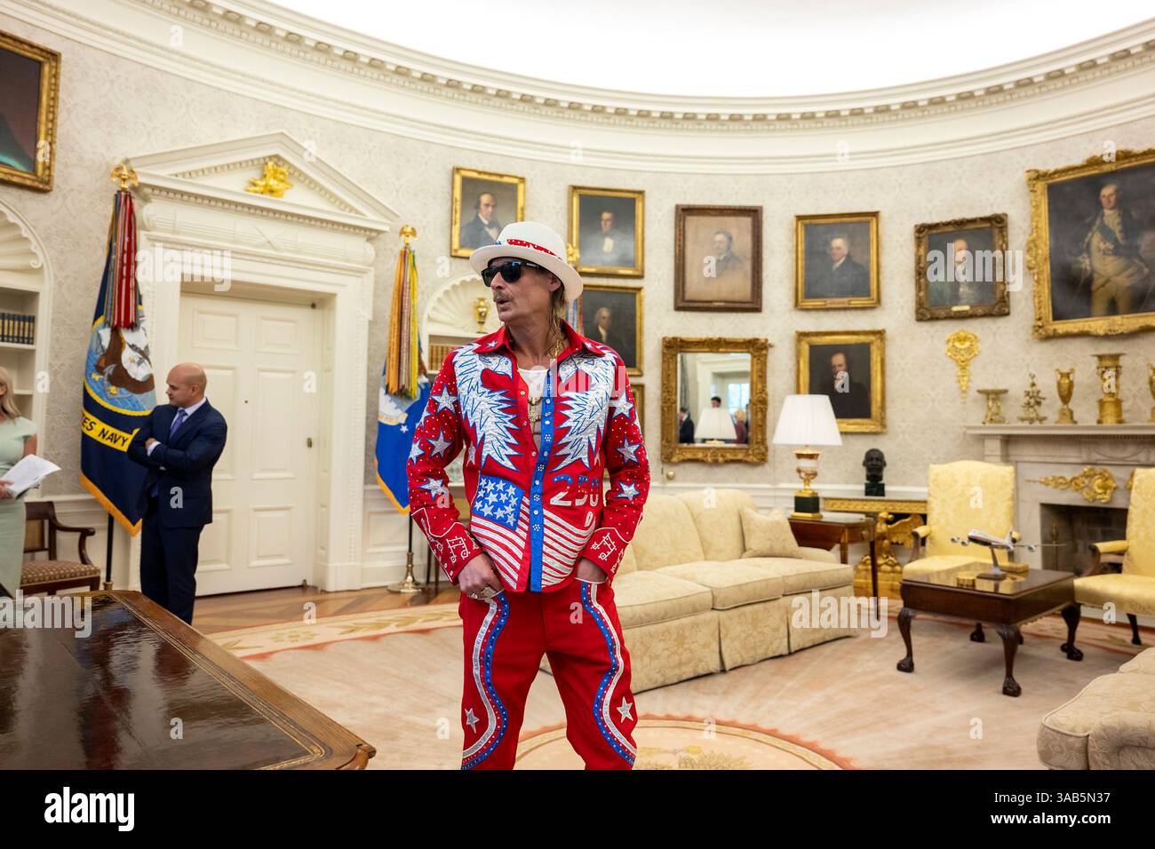 Washington, Stati Uniti. 31 marzo 2025. Musicista Kid Rock, ascolta U. Il presidente Donald Trump, durante la firma di un ordine esecutivo che vieta lo scalping dei biglietti sfruttativi presso l'Ufficio ovale della Casa Bianca, 31 marzo 2025 a Washington, DC Credit: Molly Riley/White House Photo/Alamy Live News Foto Stock