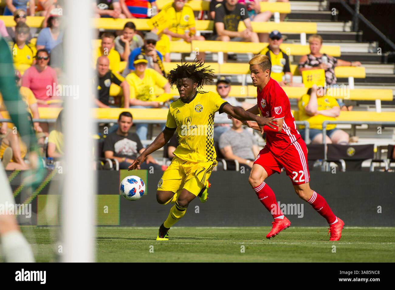 Sabato 9 giugno 2018: Il centrocampista dei New York Red Bulls Florian Valot (22) insegue il difensore del Columbus Crew SC Lalas Abubakar (17) nella partita tra i New York Red Bulls e il Columbus Crew SC al MAPFRE Stadium, a Columbus OH. ..credito fotografico obbligatorio: Dorn Byg/Cal Sport Media. ..Columbus Crew SC 1 - New York Red Bulls 1 (immagine di credito: &Copy; Dorn Byg/CSM via cavo ZUMA) Foto Stock