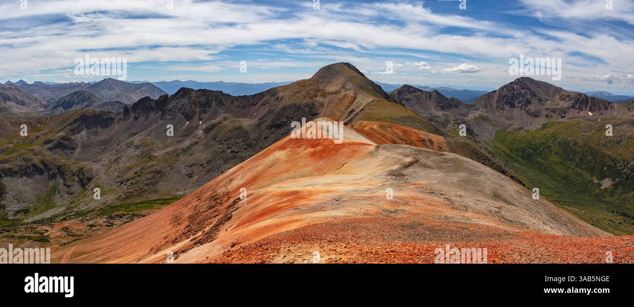 La montagna rossa (13,481') si mescola con il suo colore rosso, arancione e bianco a contrasto. Situato tra le montagne Sawatch Range del Colorado. Foto Stock