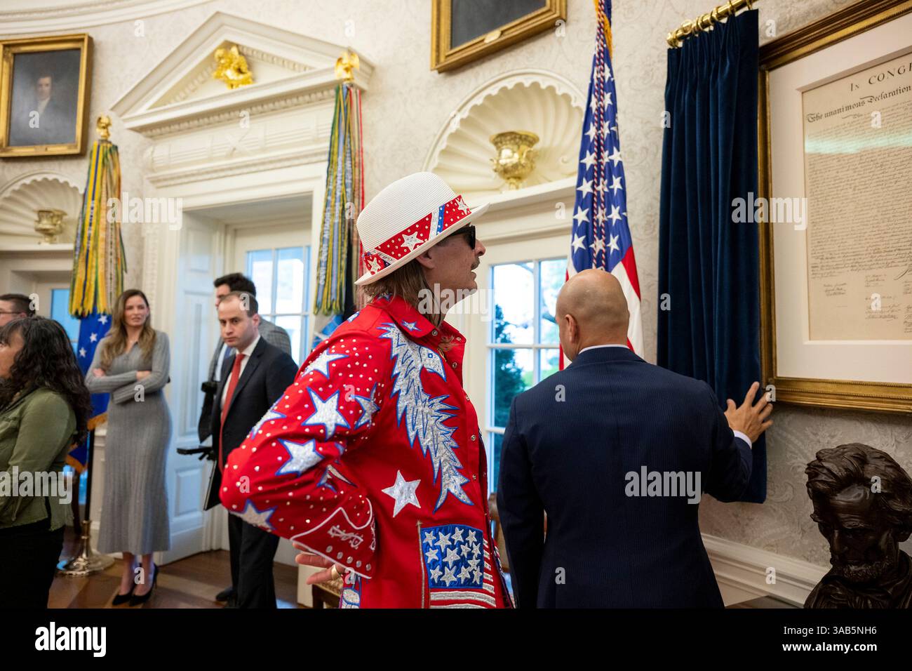Washington, Stati Uniti. 31 marzo 2025. Musicista Kid Rock, vede la copia della dichiarazione di indipendenza appesa al muro dell'Ufficio ovale della Casa Bianca, 31 marzo 2025 a Washington, DC Kid Rock è stato invitato da U. Il presidente Donald Trump, per aver firmato un ordine esecutivo che vieta lo sfruttamento dei biglietti. Crediti: Molly Riley/White House Photo/Alamy Live News Foto Stock
