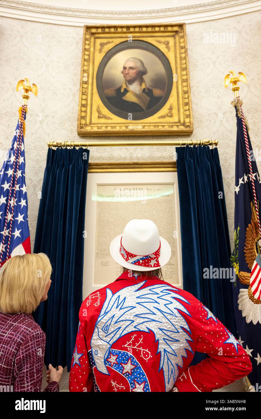 Washington, Stati Uniti. 31 marzo 2025. Musicista Kid Rock, vede la copia della dichiarazione di indipendenza appesa al muro dell'Ufficio ovale della Casa Bianca, 31 marzo 2025 a Washington, DC Kid Rock è stato invitato da U. Il presidente Donald Trump, per aver firmato un ordine esecutivo che vieta lo sfruttamento dei biglietti. Crediti: Molly Riley/White House Photo/Alamy Live News Foto Stock