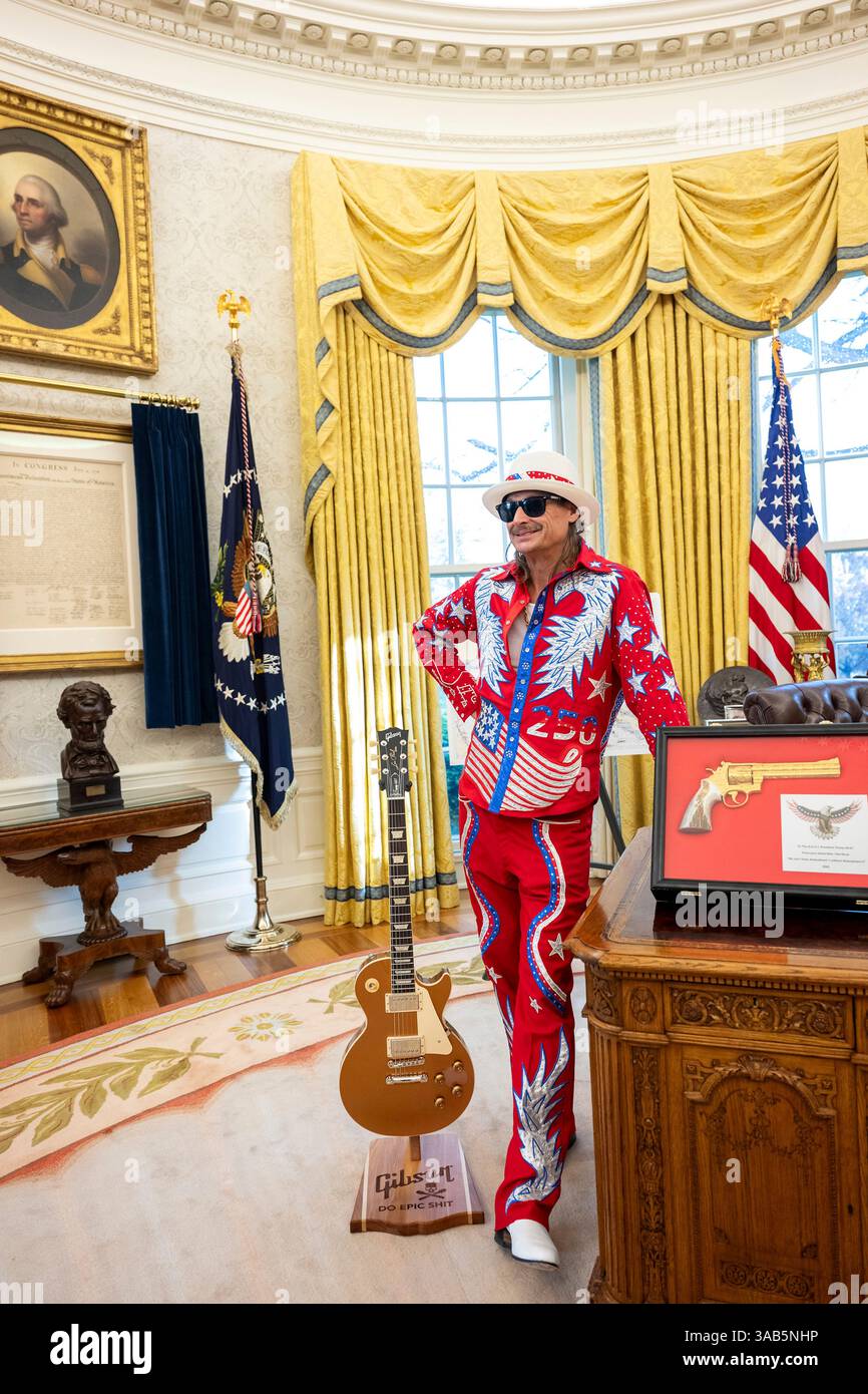 Washington, Stati Uniti. 31 marzo 2025. Musicista Kid Rock, posa con i doni che ha presentato a U. Il presidente Donald Trump durante la firma di un ordine esecutivo che vieta lo scalping dei biglietti sfruttativi presso l'Ufficio ovale della Casa Bianca, 31 marzo 2025 a Washington, DC Credit: Molly Riley/White House Photo/Alamy Live News Foto Stock