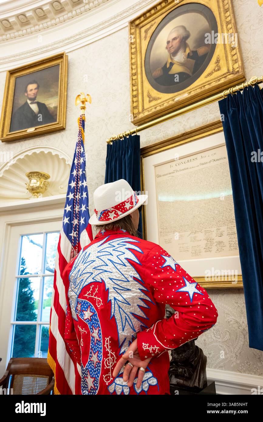 Washington, Stati Uniti. 31 marzo 2025. Musicista Kid Rock, vede la copia della dichiarazione di indipendenza appesa al muro dell'Ufficio ovale della Casa Bianca, 31 marzo 2025 a Washington, DC Kid Rock è stato invitato da U. Il presidente Donald Trump, per aver firmato un ordine esecutivo che vieta lo sfruttamento dei biglietti. Crediti: Molly Riley/White House Photo/Alamy Live News Foto Stock