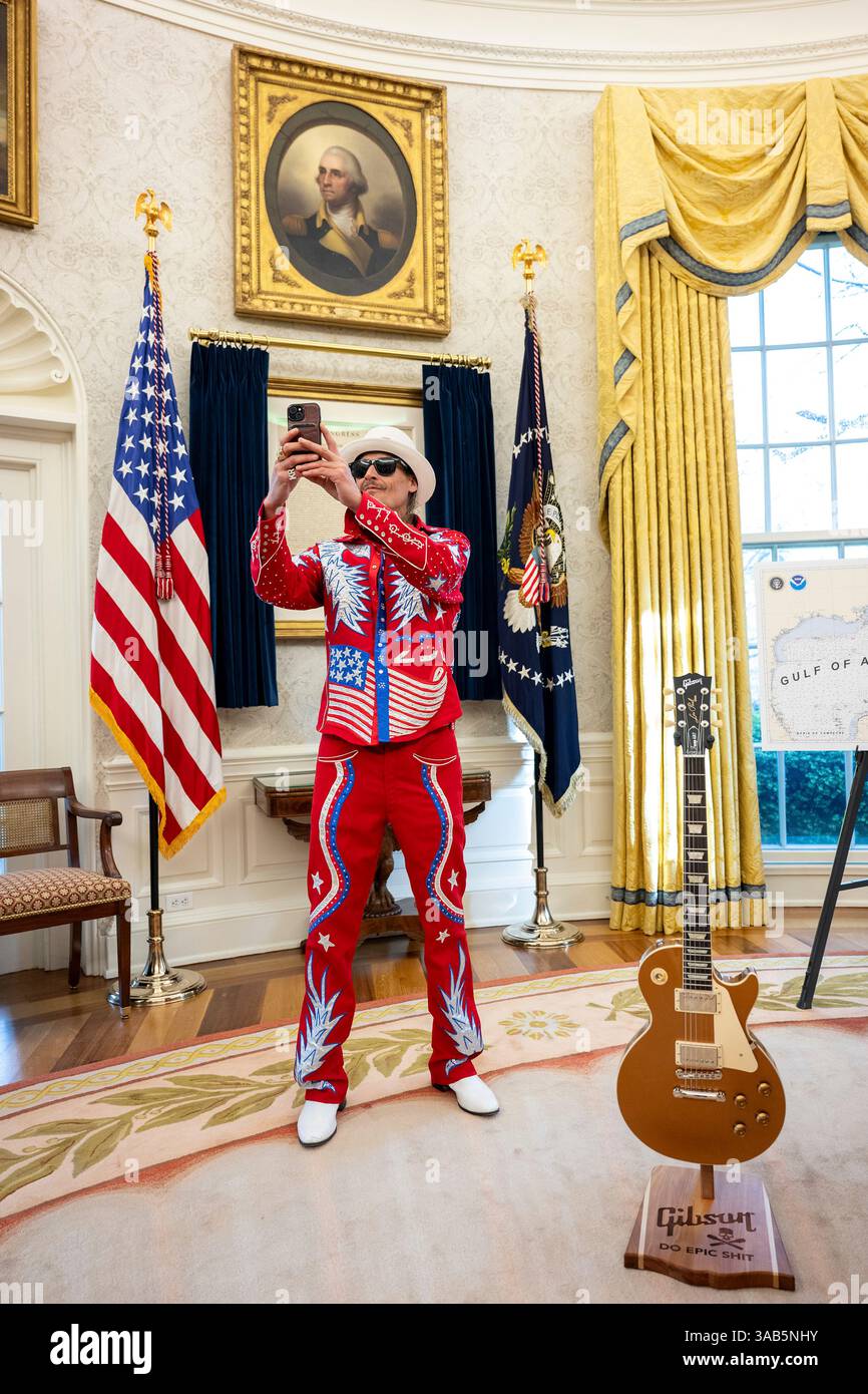 Washington, Stati Uniti. 31 marzo 2025. Il musicista Kid Rock, scatta un selfie con la dichiarazione di indipendenza, prima di firmare un ordine esecutivo che vieta lo scalping del biglietto sfruttativo presso l'Ufficio ovale della Casa Bianca, 31 marzo 2025 a Washington, DC Credit: Molly Riley/White House Photo/Alamy Live News Foto Stock