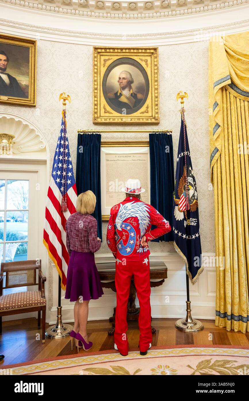 Washington, Stati Uniti. 31 marzo 2025. Musicista Kid Rock, vede la copia della dichiarazione di indipendenza appesa al muro dell'Ufficio ovale della Casa Bianca, 31 marzo 2025 a Washington, DC Kid Rock è stato invitato da U. Il presidente Donald Trump, per aver firmato un ordine esecutivo che vieta lo sfruttamento dei biglietti. Crediti: Molly Riley/White House Photo/Alamy Live News Foto Stock