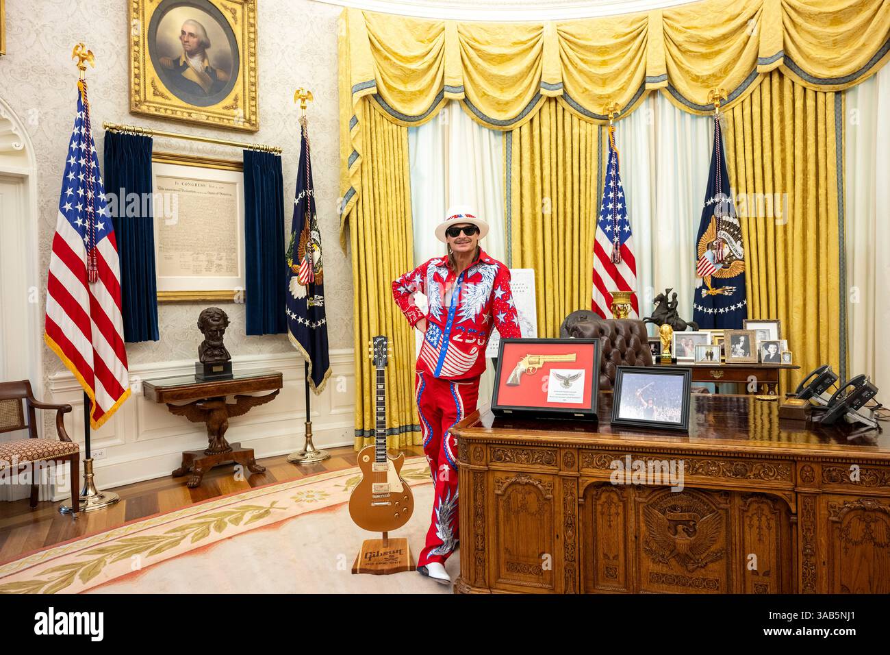 Washington, Stati Uniti. 31 marzo 2025. Musicista Kid Rock, posa con i doni che ha presentato a U. Il presidente Donald Trump durante la firma di un ordine esecutivo che vieta lo scalping dei biglietti sfruttativi presso l'Ufficio ovale della Casa Bianca, 31 marzo 2025 a Washington, DC Credit: Molly Riley/White House Photo/Alamy Live News Foto Stock