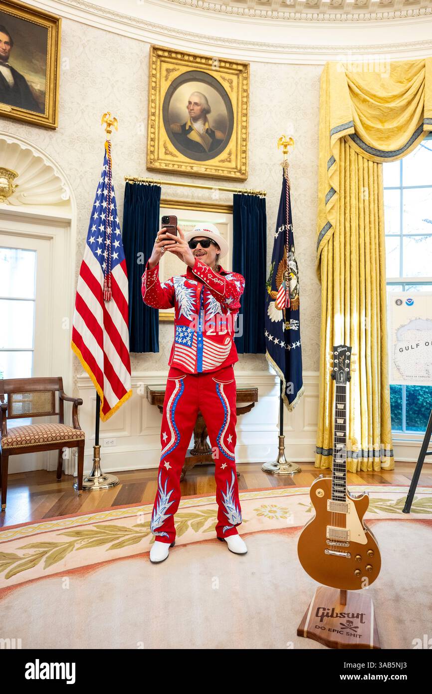 Washington, Stati Uniti. 31 marzo 2025. Il musicista Kid Rock, scatta un selfie con la dichiarazione di indipendenza, prima di firmare un ordine esecutivo che vieta lo scalping del biglietto sfruttativo presso l'Ufficio ovale della Casa Bianca, 31 marzo 2025 a Washington, DC Credit: Molly Riley/White House Photo/Alamy Live News Foto Stock