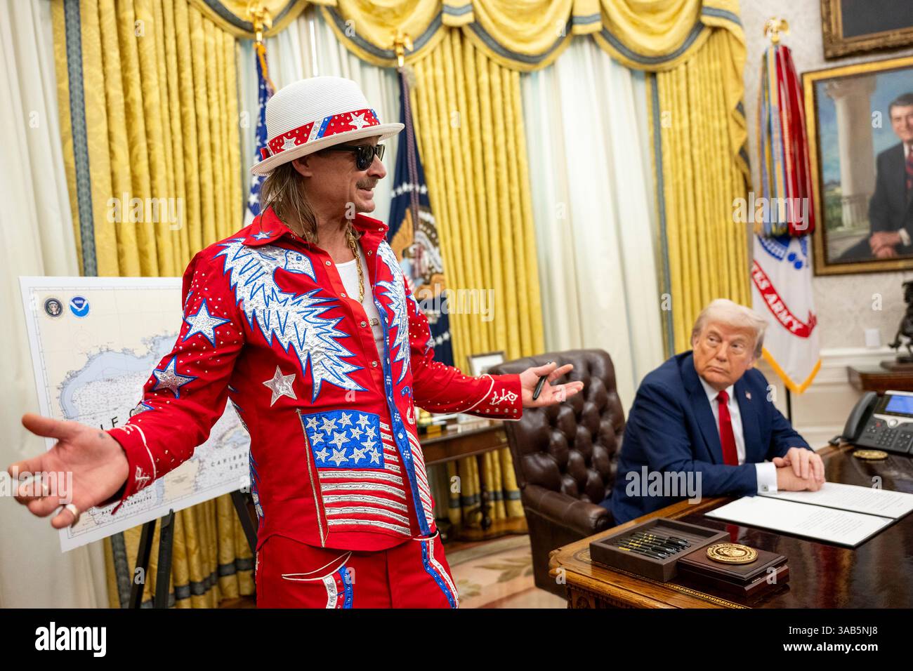 Washington, Stati Uniti. 31 marzo 2025. Il musicista Kid Rock, a sinistra, parla ai media come U. Il presidente Donald Trump, guarda prima della firma di un ordine esecutivo che vieta lo scalping dei biglietti sfruttativi presso l'Ufficio ovale della Casa Bianca, 31 marzo 2025 a Washington, DC Credit: Molly Riley/White House Photo/Alamy Live News Foto Stock