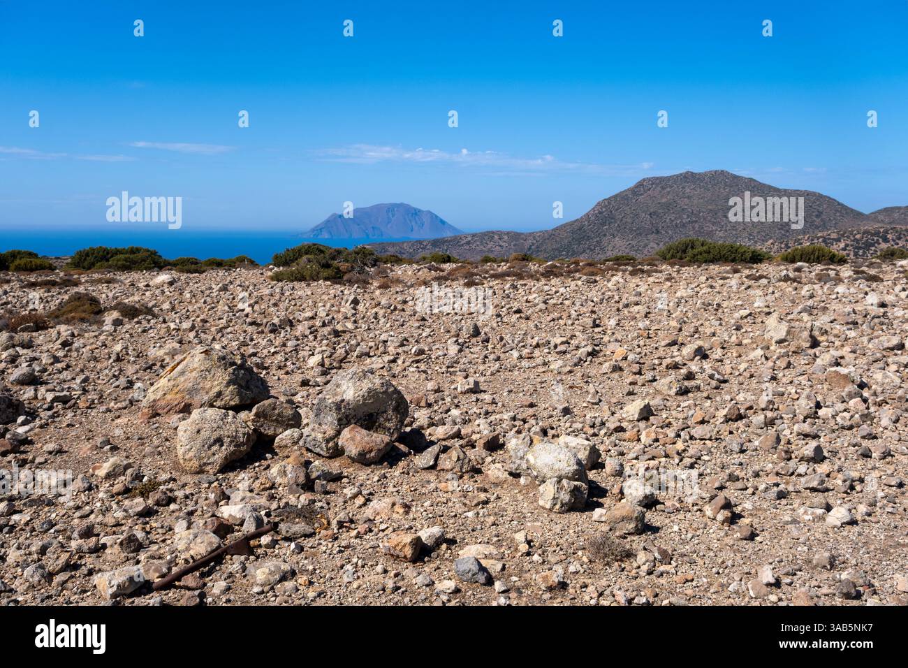 Il monte Profitis Ilias, la vetta più alta di Milos, offre paesaggi selvaggi e viste mozzafiato delle Cicladi Foto Stock