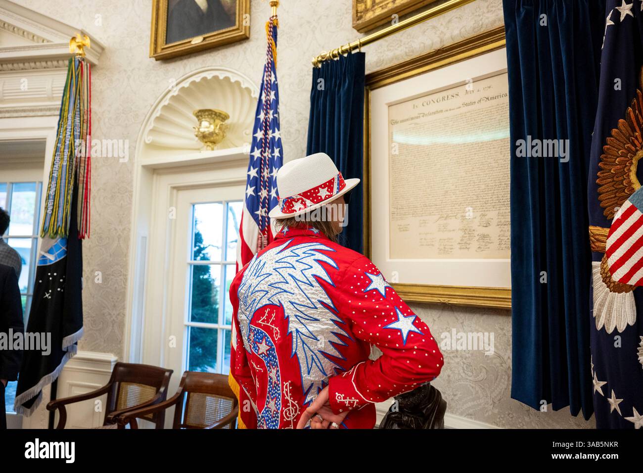 Washington, Stati Uniti. 31 marzo 2025. Musicista Kid Rock, vede la copia della dichiarazione di indipendenza appesa al muro dell'Ufficio ovale della Casa Bianca, 31 marzo 2025 a Washington, DC Kid Rock è stato invitato da U. Il presidente Donald Trump, per aver firmato un ordine esecutivo che vieta lo sfruttamento dei biglietti. Crediti: Molly Riley/White House Photo/Alamy Live News Foto Stock