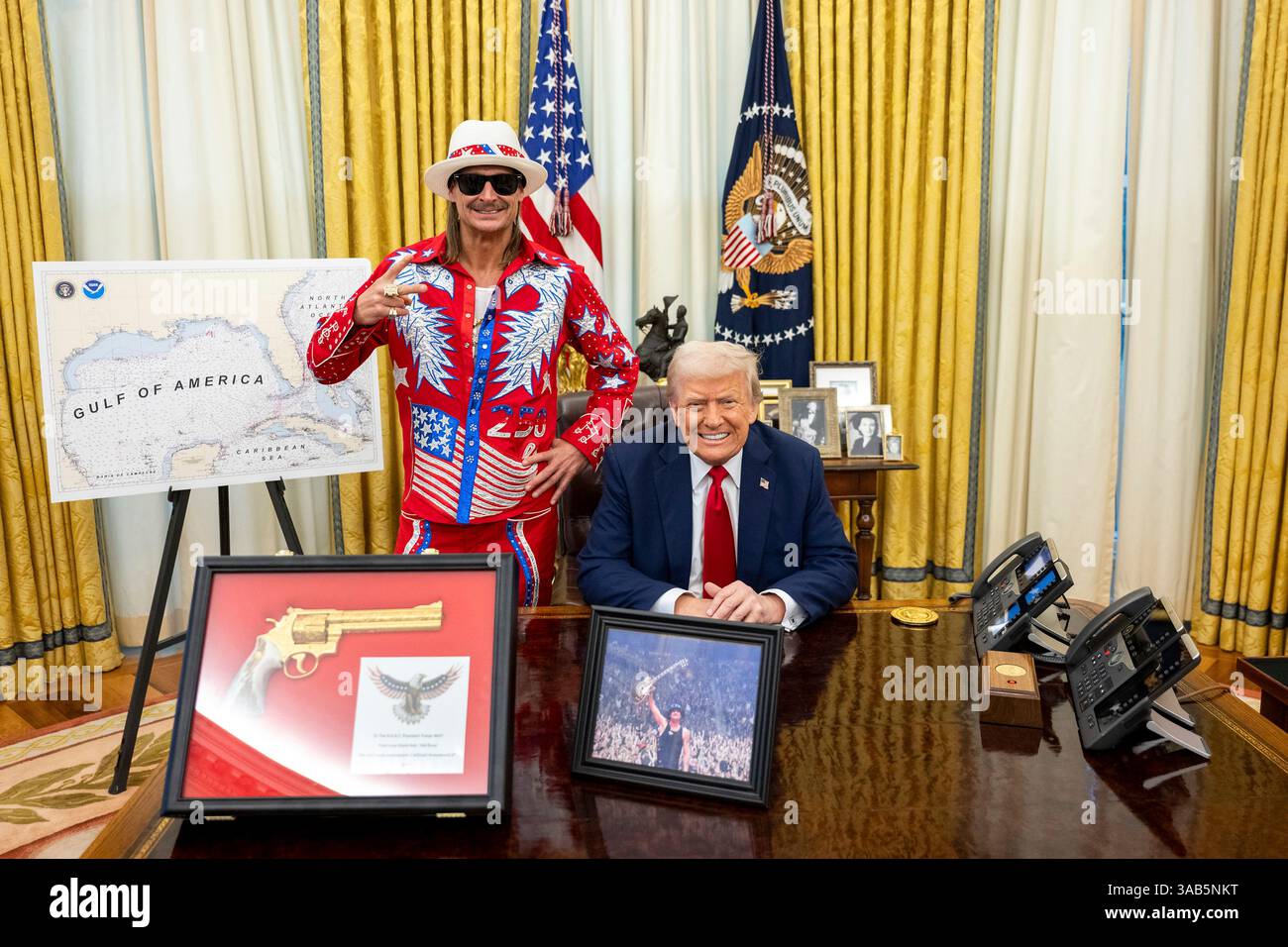Washington, Stati Uniti. 31 marzo 2025. Musicista Kid Rock, Left e U. Il presidente Donald Trump, posa insieme durante la firma di un ordine esecutivo che proibisce lo scalping dei biglietti sfruttativi presso l'Ufficio ovale della Casa Bianca, 31 marzo 2025 a Washington, DC in precedenza Kid Rock ha presentato al presidente un revolver placcato oro, una chitarra da concerto e una foto. Crediti: Molly Riley/White House Photo/Alamy Live News Foto Stock