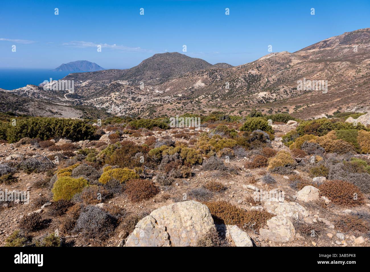Il monte Profitis Ilias, la vetta più alta di Milos, offre paesaggi selvaggi e viste mozzafiato delle Cicladi Foto Stock