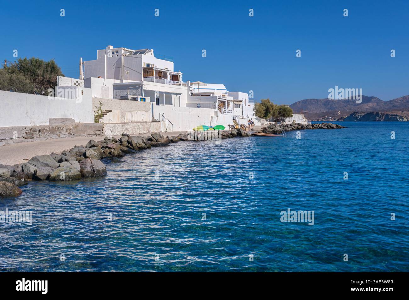 Milos, Grecia - 29 settembre 2024: Residenze bianche lungo il lungomare a Pollonia, Milos Foto Stock