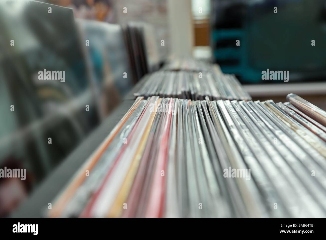 Molti dischi in vinile diversi in negozio, primo piano Foto Stock