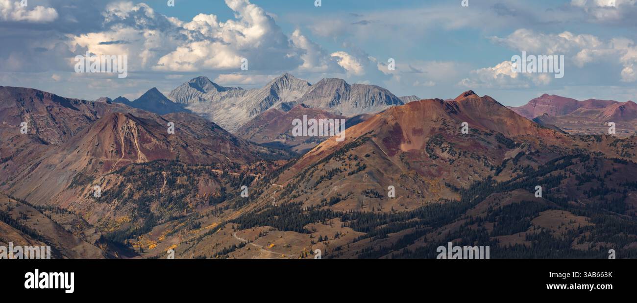 Il variopinto Monte Baldy e Cinnamon Peak sovrastato da Capitol Peak, Snowmass Mountain e Haggerman Peak nella Elk Range del Colorado. Foto Stock