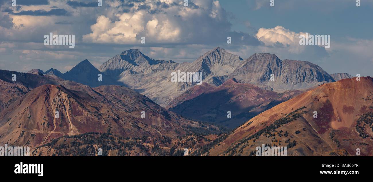 Colorado Elk Range 14ers Capitol Peak e Snowmass Mountain, insieme al 13er Haggerman Peak si innalzano sopra il colorato 12ers Mt Baldy e Cinnamon Peak. Foto Stock