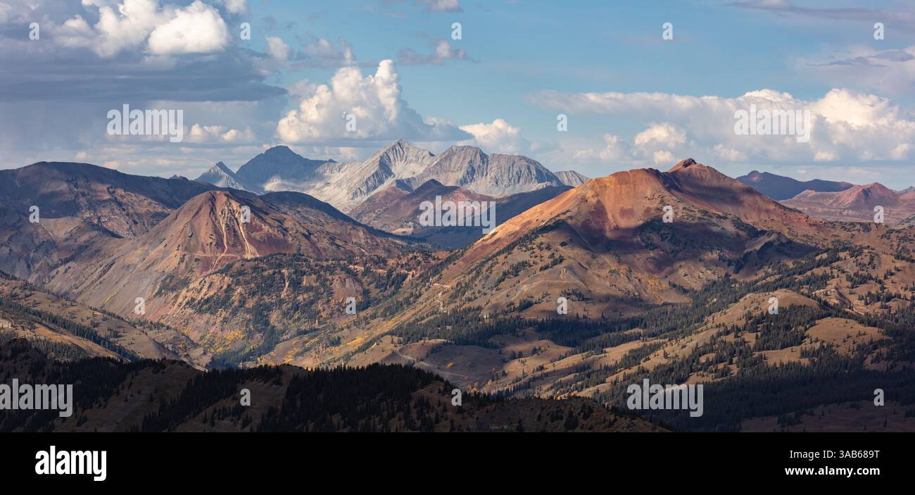 Monte Baldy e Cinnamon Peak sovrastato da Capitol Peak, Snowmass Mountain e Haggerman Peak. Catturato fuori Crested Butte, Colorado. Foto Stock