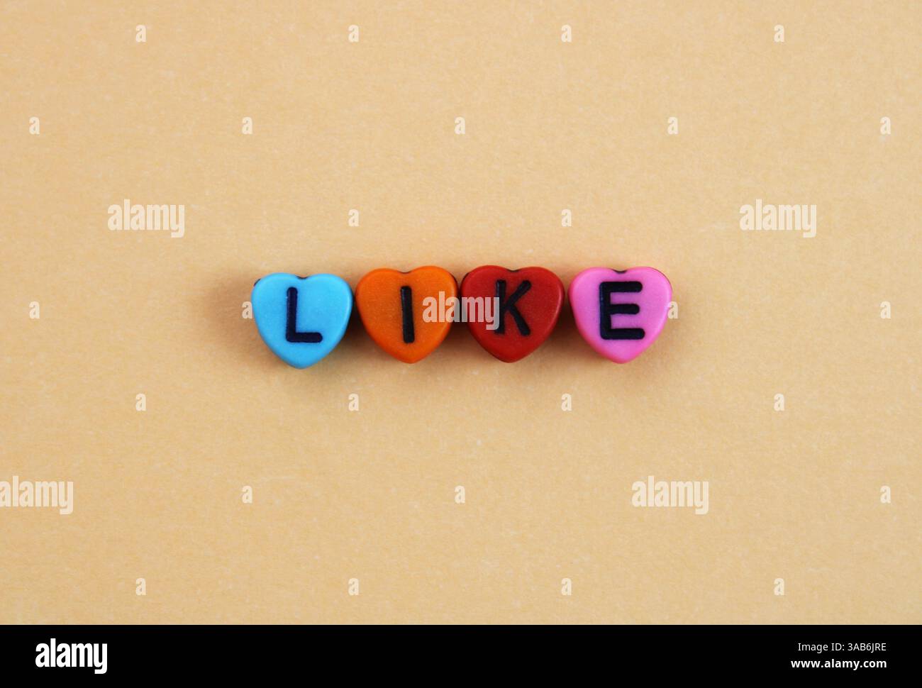 Come cuori colorati con lettere Foto Stock