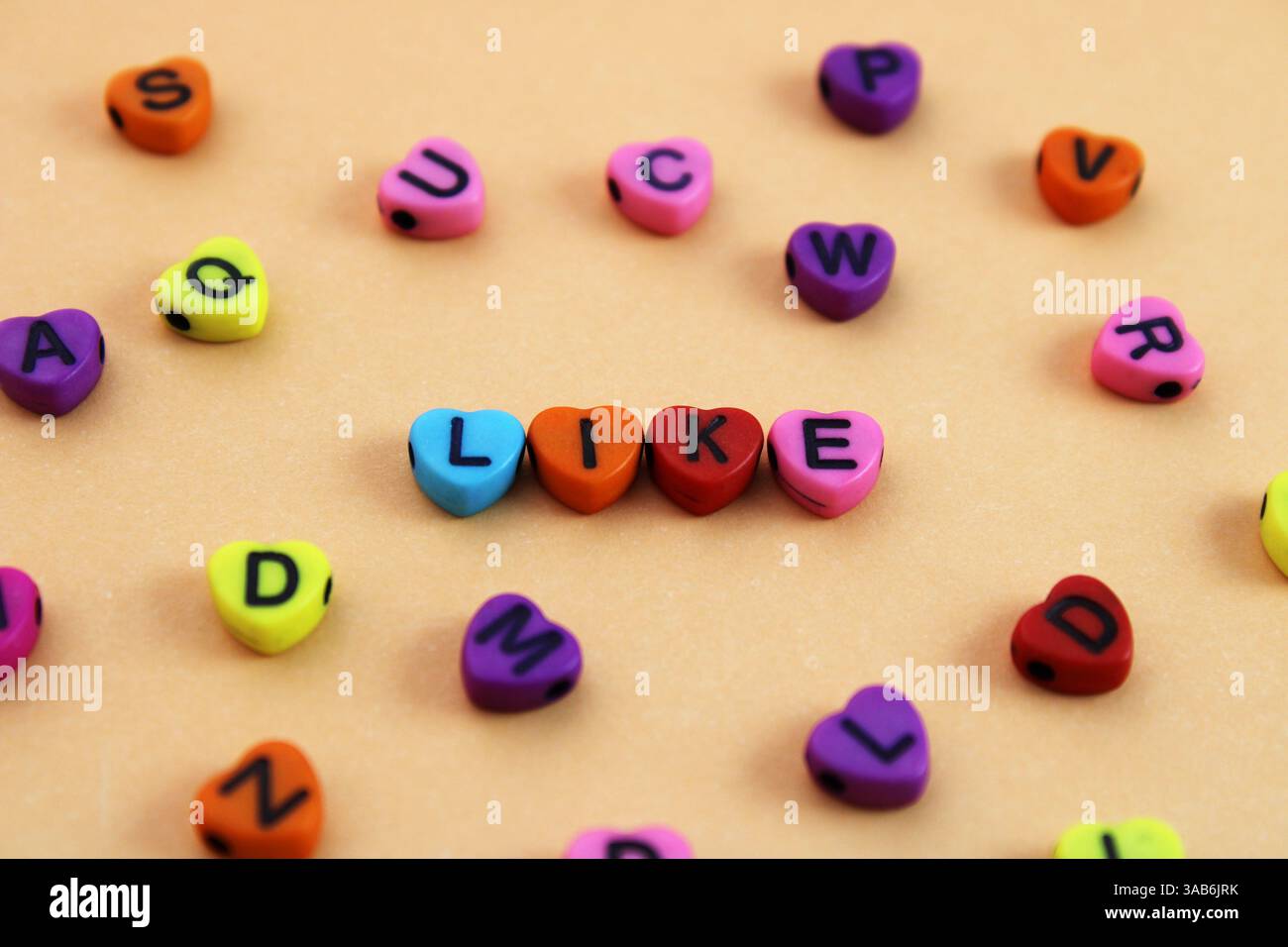 Come, una parola formata con cuori colorati Foto Stock