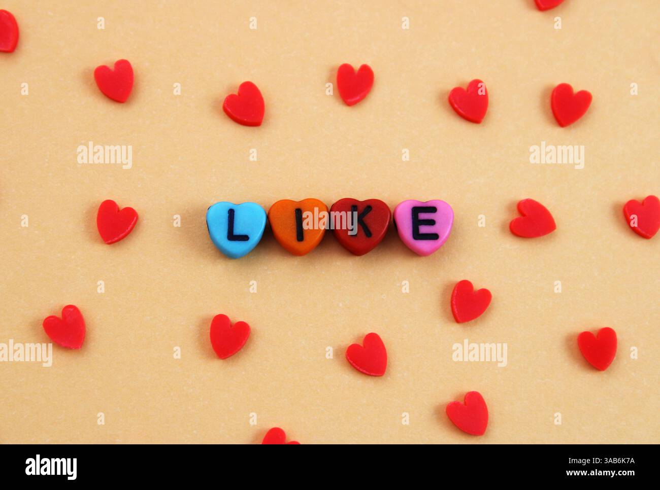 Come espresso con cuori colorati Foto Stock