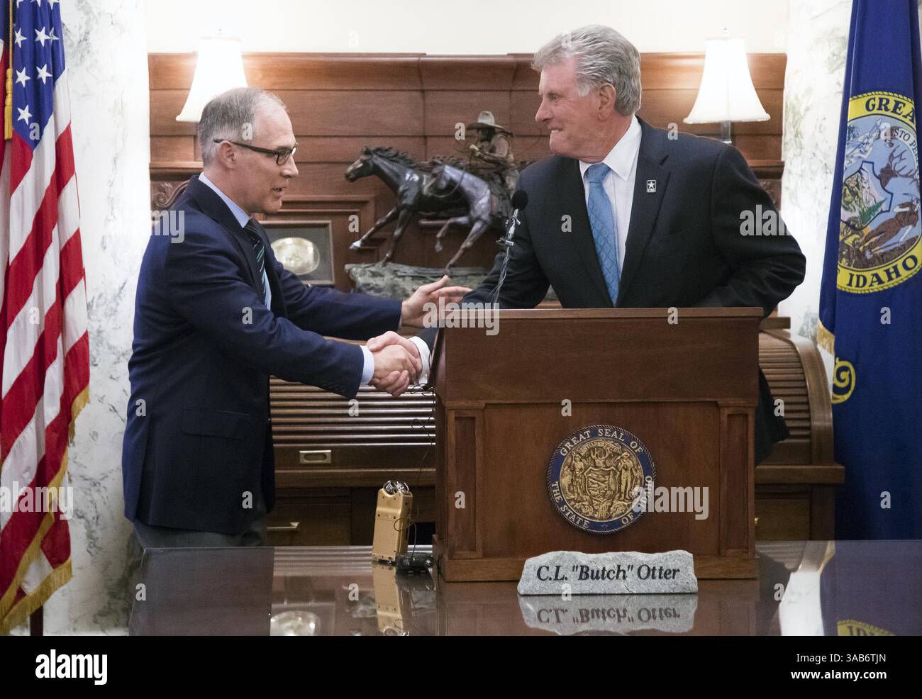 5 giugno 2018 - Boise, ID, USA - Scott Pruitt, amministratore della U.S. Environmental Protection Agency, incontra Butch Otter presso l'Idaho Statehouse martedì 5 giugno 2018 a Boise. Pruitt firmò un accordo tra l'APE e lo stato dell'Idaho che consentiva una supervisione meno federale. (Immagine di credito: © Darin Oswald/TNS via ZUMA Wire) Foto Stock