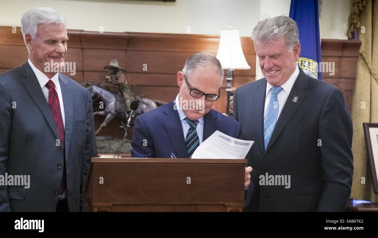 5 giugno 2018 - Boise, ID, USA - l'amministratore dell'Agenzia per la protezione ambientale degli Stati Uniti Scott Pruitt firma un memorandum delle delegazioni martedì 5 giugno 2018 come Idaho Gov. Butch Otter, Right, e Senate Pro Tempore Brent Hill guardano alla Idaho Statehouse. Il documento consente al Dipartimento per la qualità ambientale dell'Idaho di iniziare a rilasciare e far rispettare i permessi di scarico per le imprese e i comuni. (Immagine di credito: © Darin Oswald/TNS via ZUMA Wire) Foto Stock