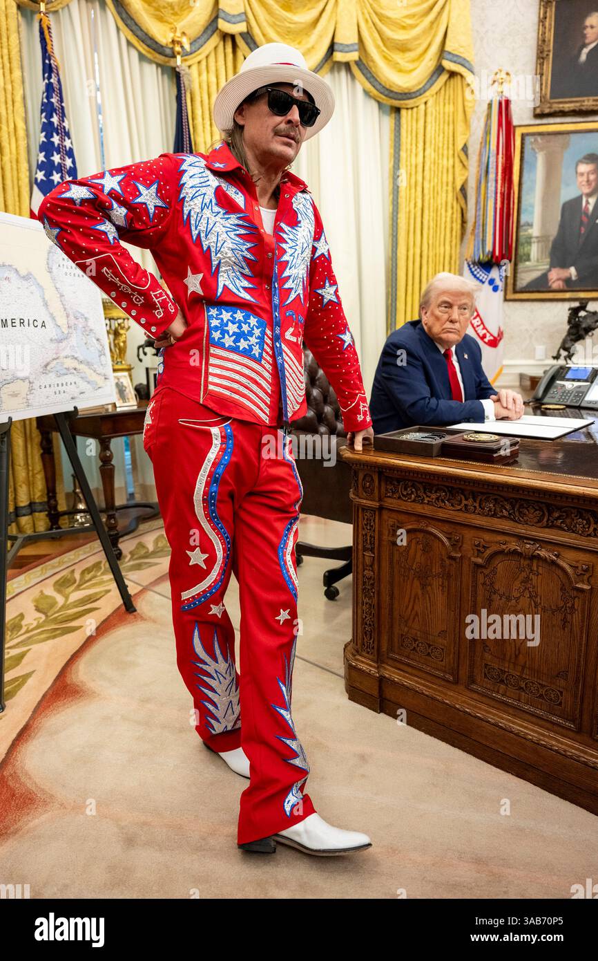 Washington, Stati Uniti. 31 marzo 2025. U. Il presidente Donald Trump firma un ordine esecutivo che vieta lo scalpore dei biglietti sfruttativi mentre il musicista Kid Rock, a sinistra, guarda all'ufficio ovale della Casa Bianca, 31 marzo 2025 a Washington, DC Credit: Molly Riley/White House Photo/Alamy Live News Foto Stock