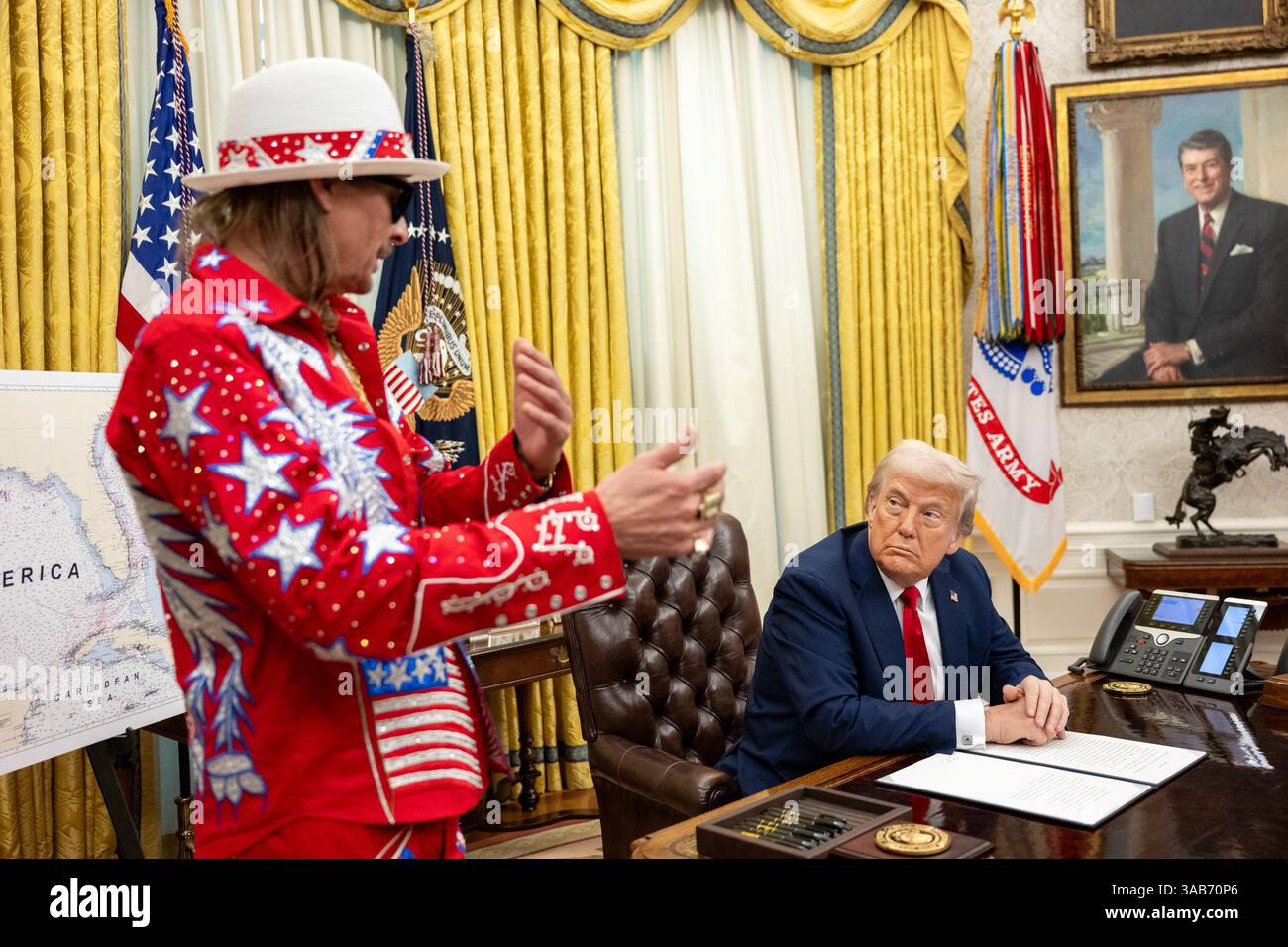 Washington, Stati Uniti. 31 marzo 2025. Il musicista Kid Rock, a sinistra, parla con U. Presidente Donald Trump, prima della firma di un ordine esecutivo che vieta lo scalping dei biglietti sfruttativi presso l'Ufficio ovale della Casa Bianca, 31 marzo 2025 a Washington, DC Credit: Molly Riley/White House Photo/Alamy Live News Foto Stock