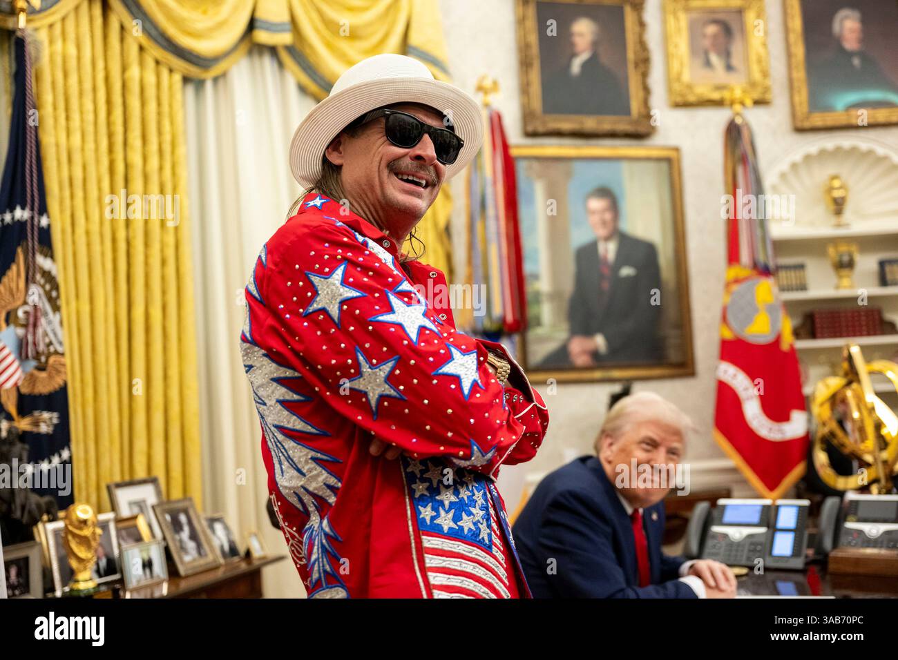 Washington, Stati Uniti. 31 marzo 2025. U. Il presidente Donald Trump firma un ordine esecutivo che vieta lo scalpore dei biglietti sfruttativi mentre il musicista Kid Rock, a sinistra, guarda all'ufficio ovale della Casa Bianca, 31 marzo 2025 a Washington, DC Credit: Molly Riley/White House Photo/Alamy Live News Foto Stock