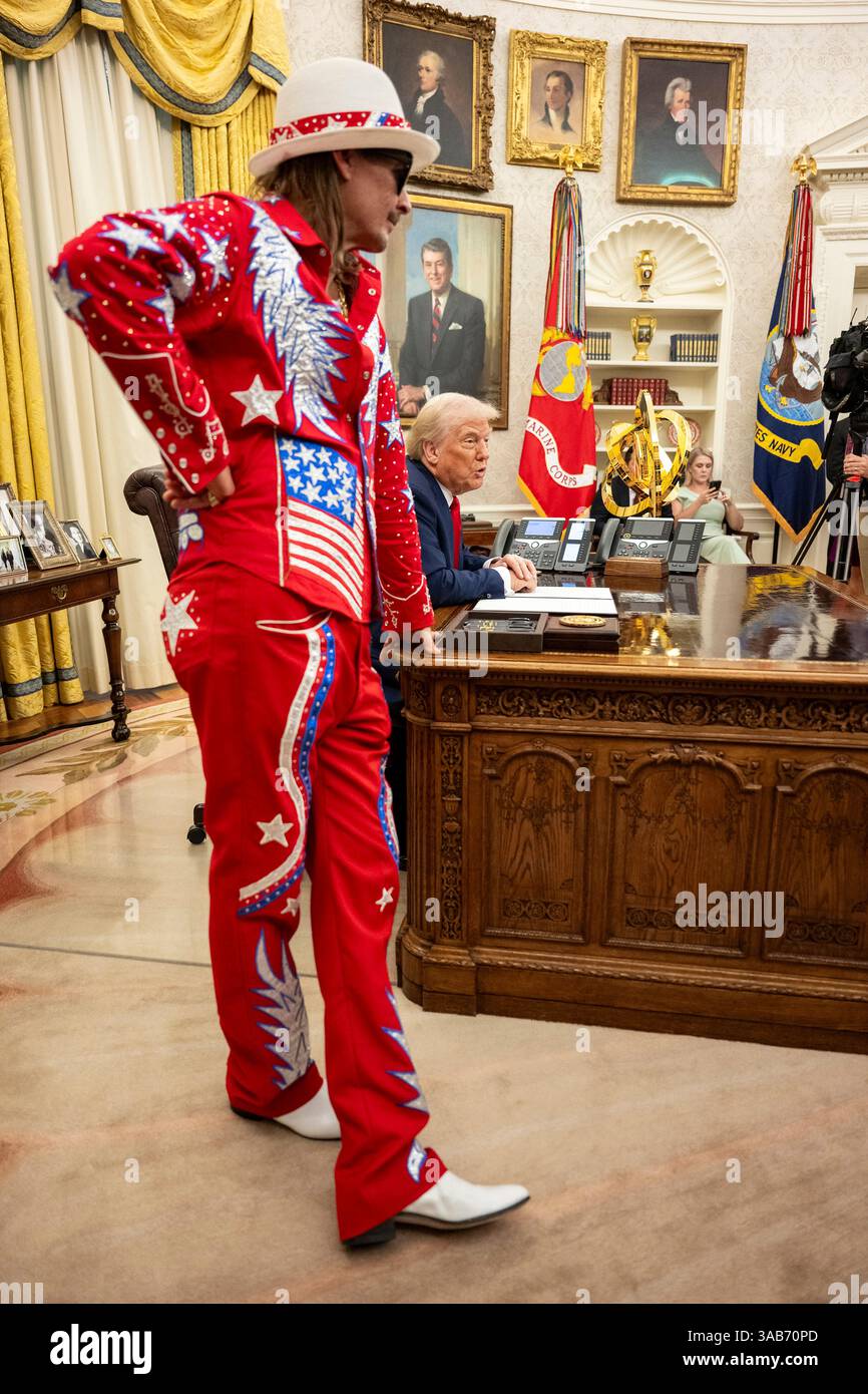 Washington, Stati Uniti. 31 marzo 2025. U. Il presidente Donald Trump firma un ordine esecutivo che vieta lo scalpore dei biglietti sfruttativi mentre il musicista Kid Rock, a sinistra, guarda all'ufficio ovale della Casa Bianca, 31 marzo 2025 a Washington, DC Credit: Molly Riley/White House Photo/Alamy Live News Foto Stock
