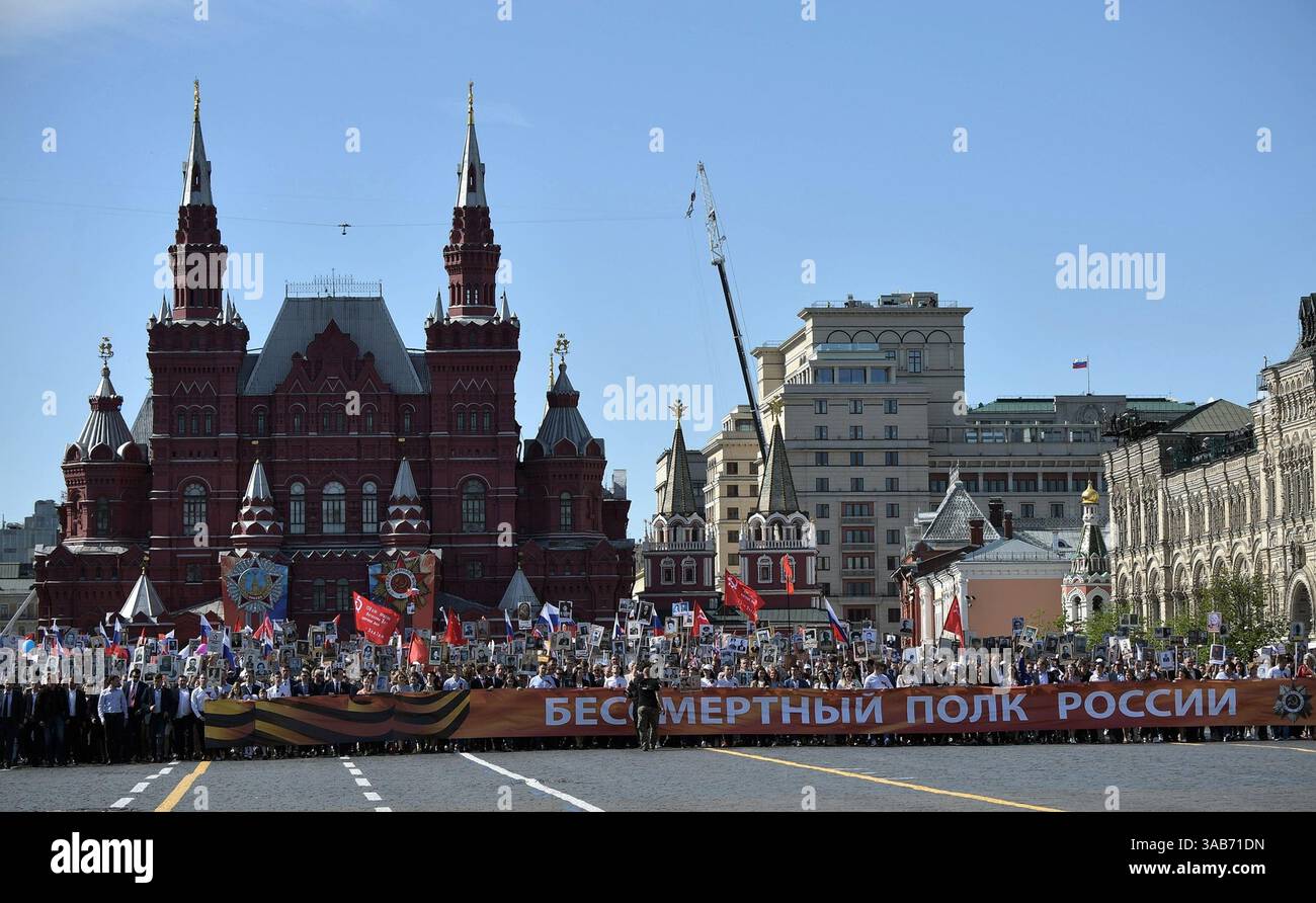 9 maggio 2018 - Mosca, Russia - il presidente russo Vladimir Putin si unisce a migliaia nella marcia annuale del reggimento immortale nella giornata della Vittoria nella Piazza Rossa il 9 maggio 2018 a Mosca, Russia. (Immagine di credito: © Kremlin Pool/Planet Pix tramite ZUMA Wire) Foto Stock