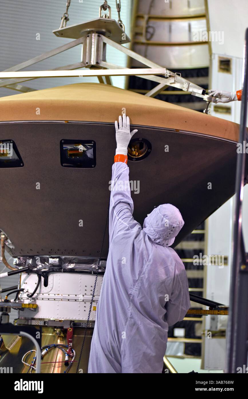 12 aprile 2018 - Vandenberg base, California, Stati Uniti - nella struttura Astrotech presso la Vandenberg Air Force base in California, un tecnico monitora i progressi mentre lo scudo termico viene posizionato sulla NASA Interior Exploration usando Seismic Investigations, Geodesy and Heat Transport, o InSight, Marchs. InSight sarà la prima missione a guardare in profondità sotto la superficie marchziana. Studierà l'interno del pianeta misurando la sua emissione di calore e ascolterà Marchsquakes. Il veicolo spaziale utilizzerà le onde sismiche generate da Marchsquakes per sviluppare una mappa del profondo interno del pianeta. L'intuizione risultante Foto Stock