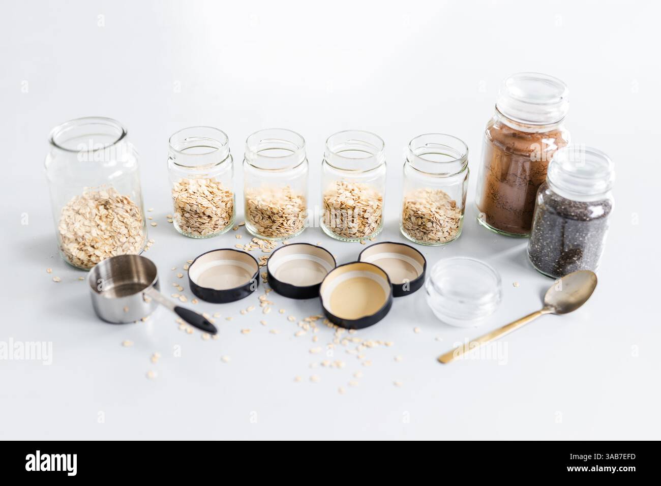 cacao chia pernottamento colazione con avena, preparazione dei pasti per la settimana, cibo sano e ingredienti nutrienti Foto Stock cacao chia pernottamento colazione con avena, preparazione dei pasti per la settimana, cibo sano e ingredienti nutrienti Foto Stock