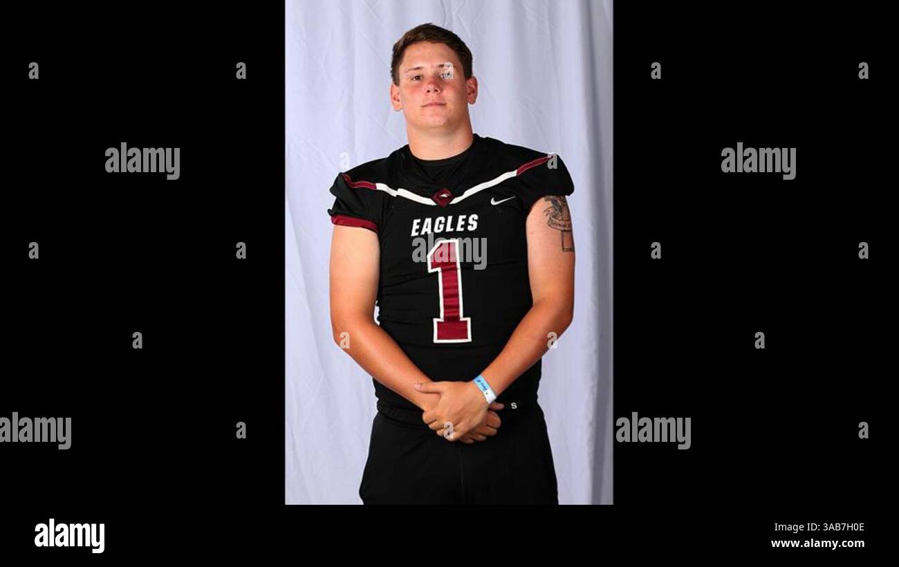 7 marzo 2018 - FL, USA - il quarterback di Stoneman Douglas Tyler Goodman si impegnò a giocare alla Division-III Nichols College dopo essere rimasto bloccato nell'ufficio del suo allenatore con un paio di reclutatori durante la sparatoria del 14 febbraio al liceo. (Immagine di credito: © Pedro Portal/TNS via ZUMA Wire) Foto Stock
