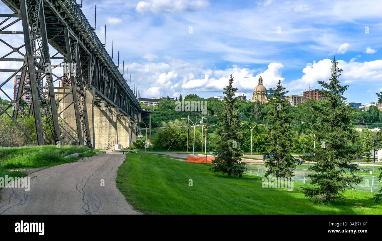 Vista dell'edificio legislativo dell'Alberta dalla valle settentrionale del fiume Saskatchewan Foto Stock