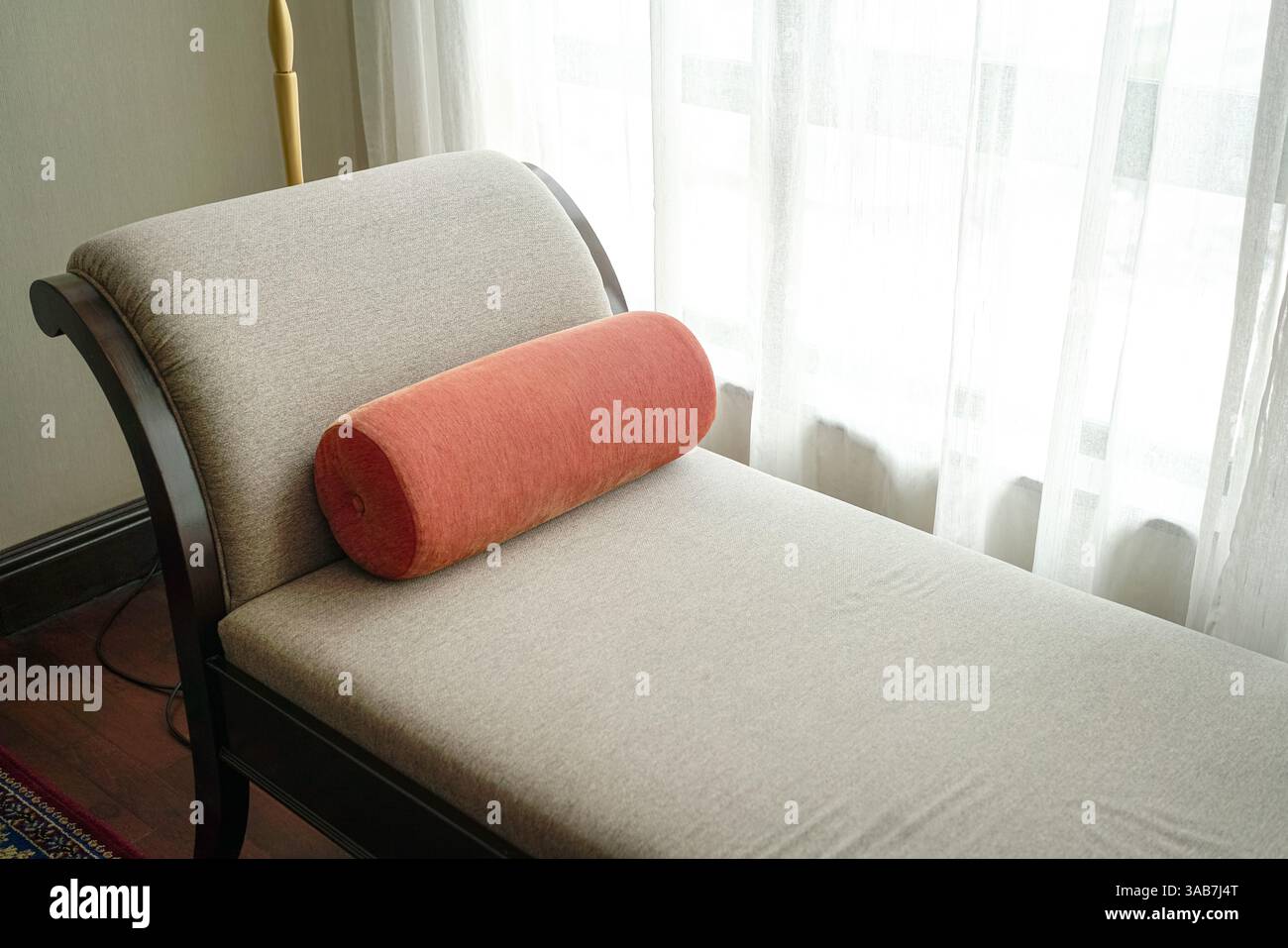 Accogliente divano vicino alla finestra. Concetto di riposo o relax. Foto Stock