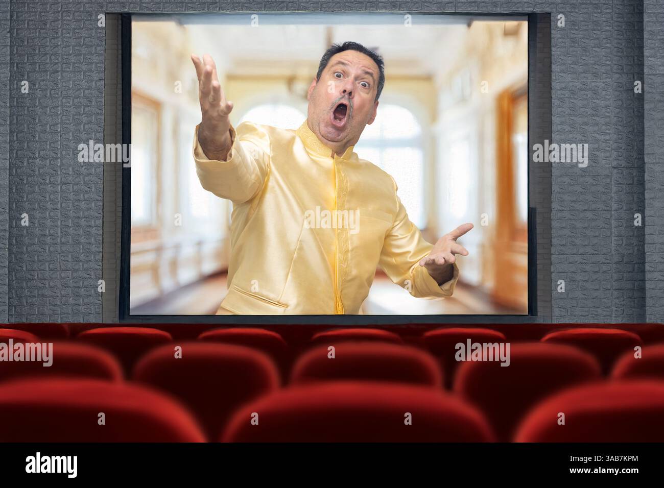 Il cantante d'opera canta arie a una proiezione nel teatro Foto Stock