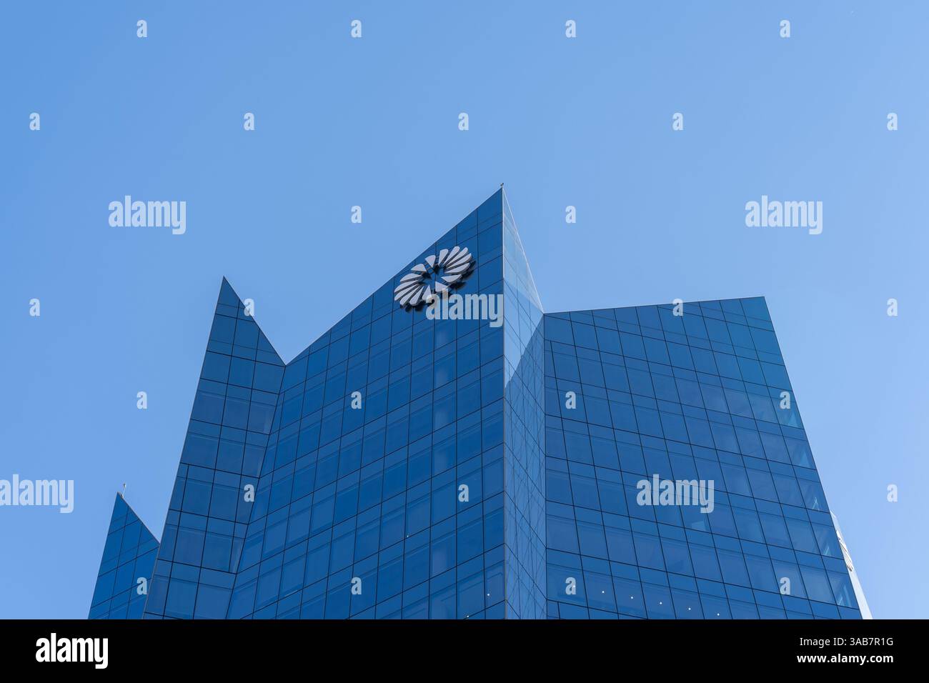San Antonio, Texas, USA - 16 marzo 2022: La sede centrale della Frost Bank si trova nella Frost Tower nel centro di San Antonio, Texas, USA. Foto Stock