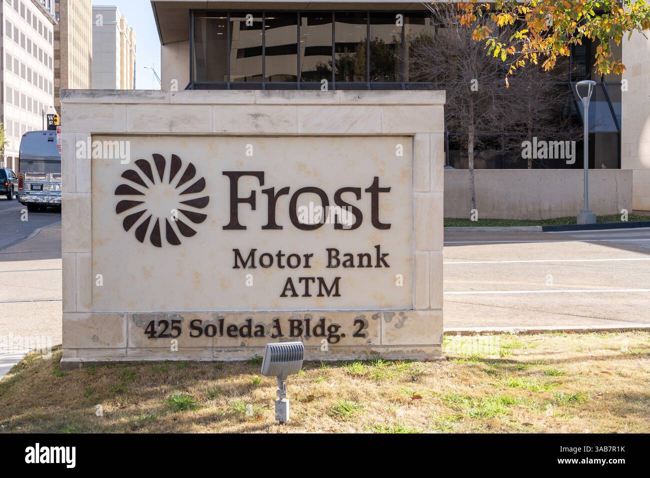 San Antonio, Texas, Stati Uniti - 16 marzo 2022: L'insegna della Frost Motor Bank presso il suo ufficio nel centro di San Antonio, Texas, Stati Uniti. Foto Stock