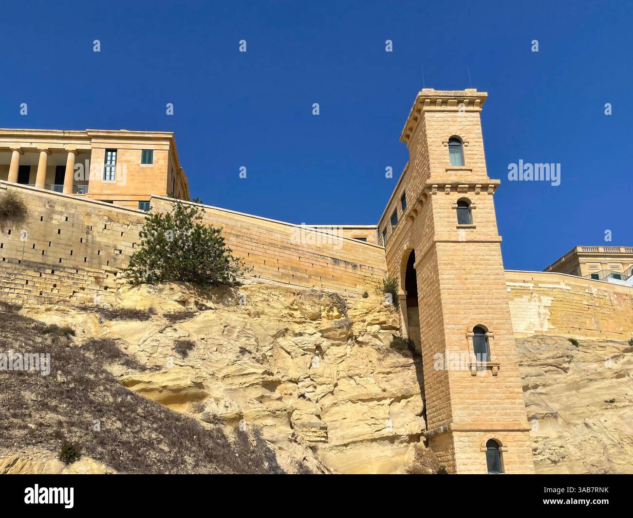 L'ascensore di Barrakka superiore e l'architettura circostante a la Valletta, Malta, in una giornata di sole. Foto Stock
