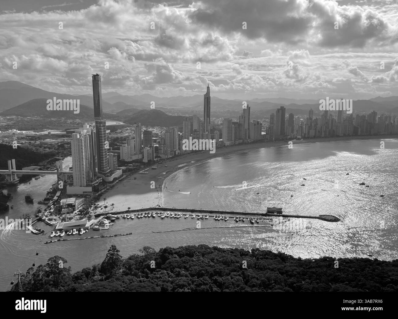 Vista aerea in bianco e nero di Balneário Camboriú, Brasile, con coste curve e grattacieli. Foto Stock