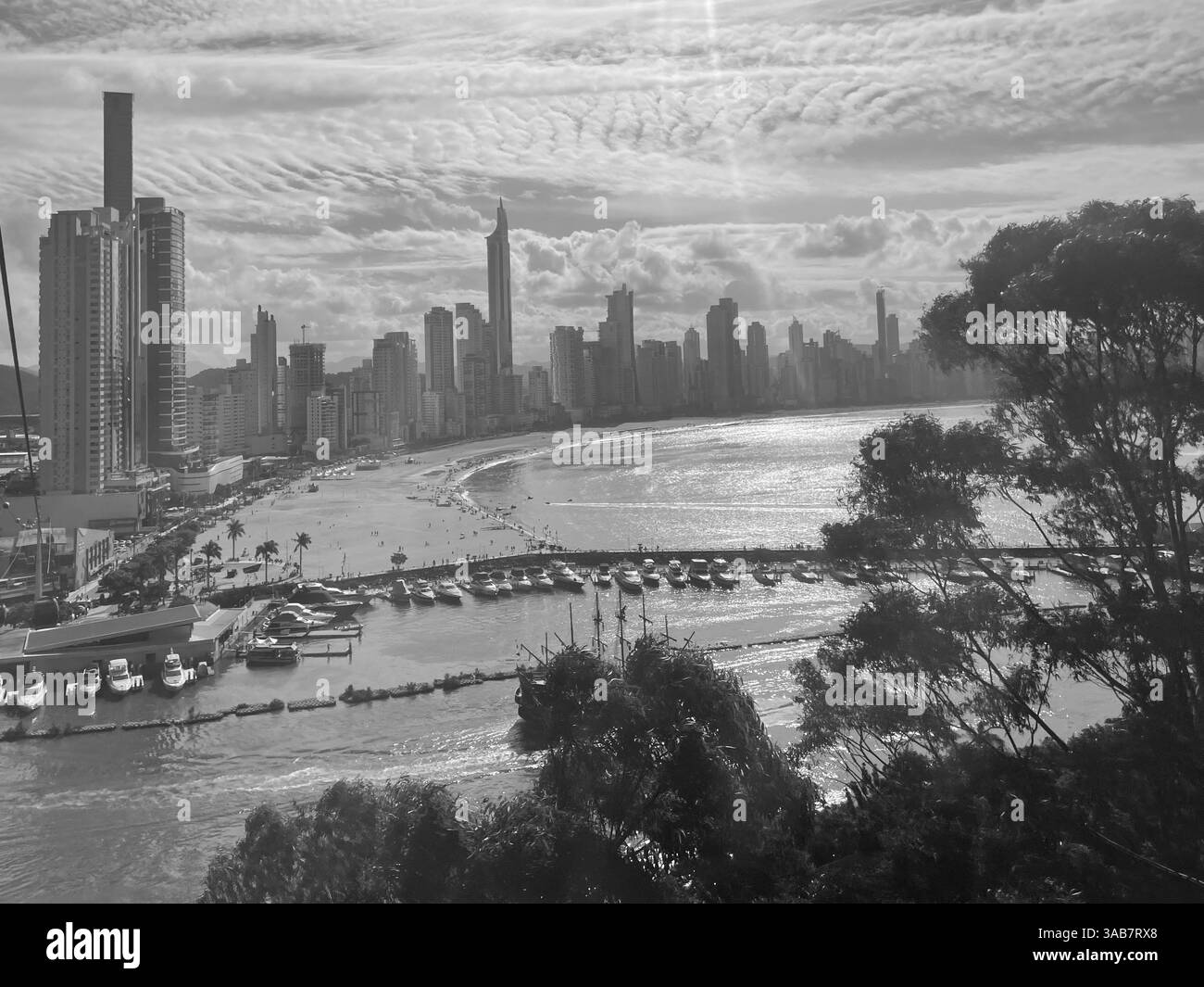 Vista aerea in bianco e nero di Balneário Camboriú, Brasile, con coste curve e grattacieli. Foto Stock