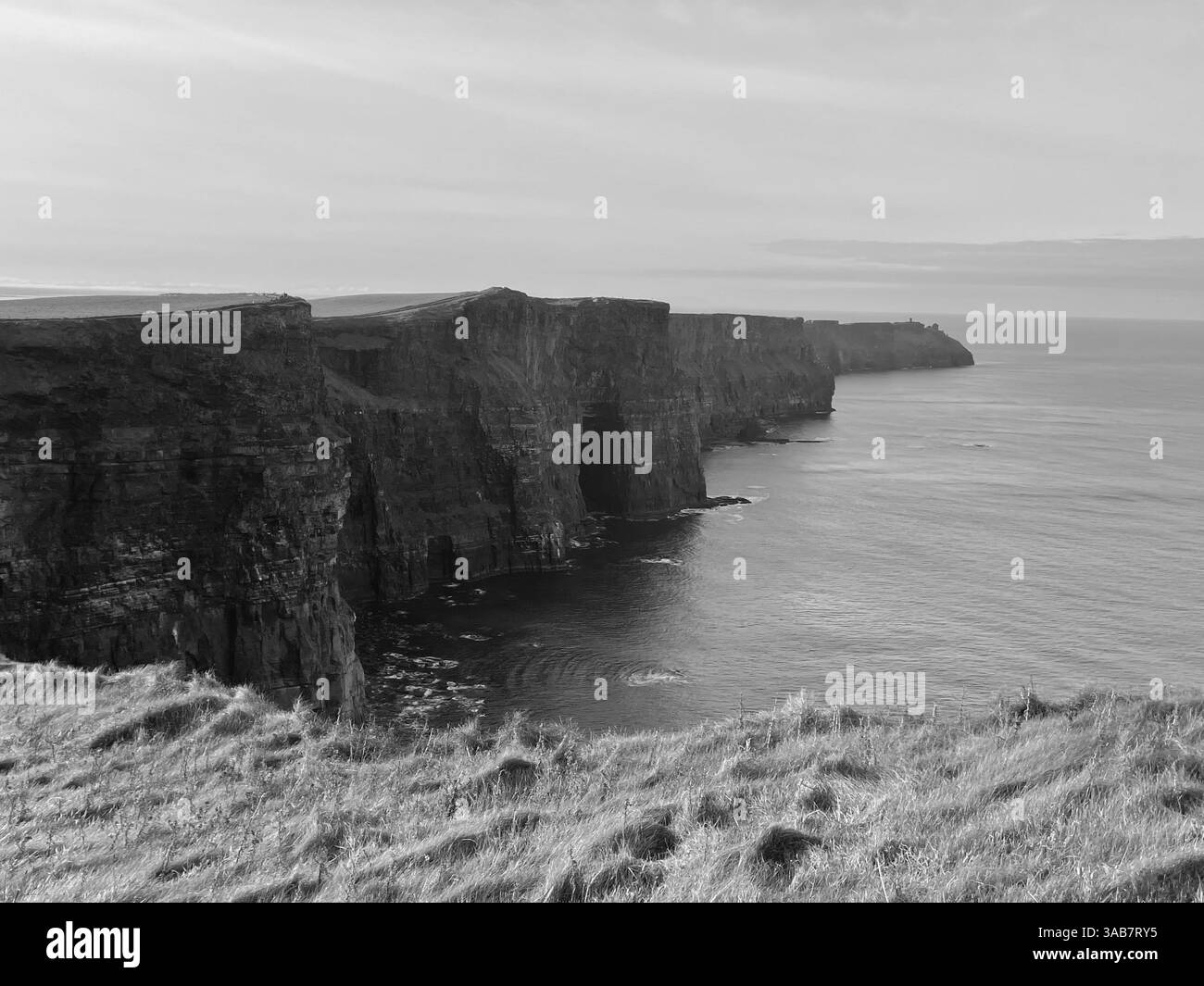Vista in bianco e nero delle scogliere di Moher nella contea di Clare, Irlanda. Foto Stock