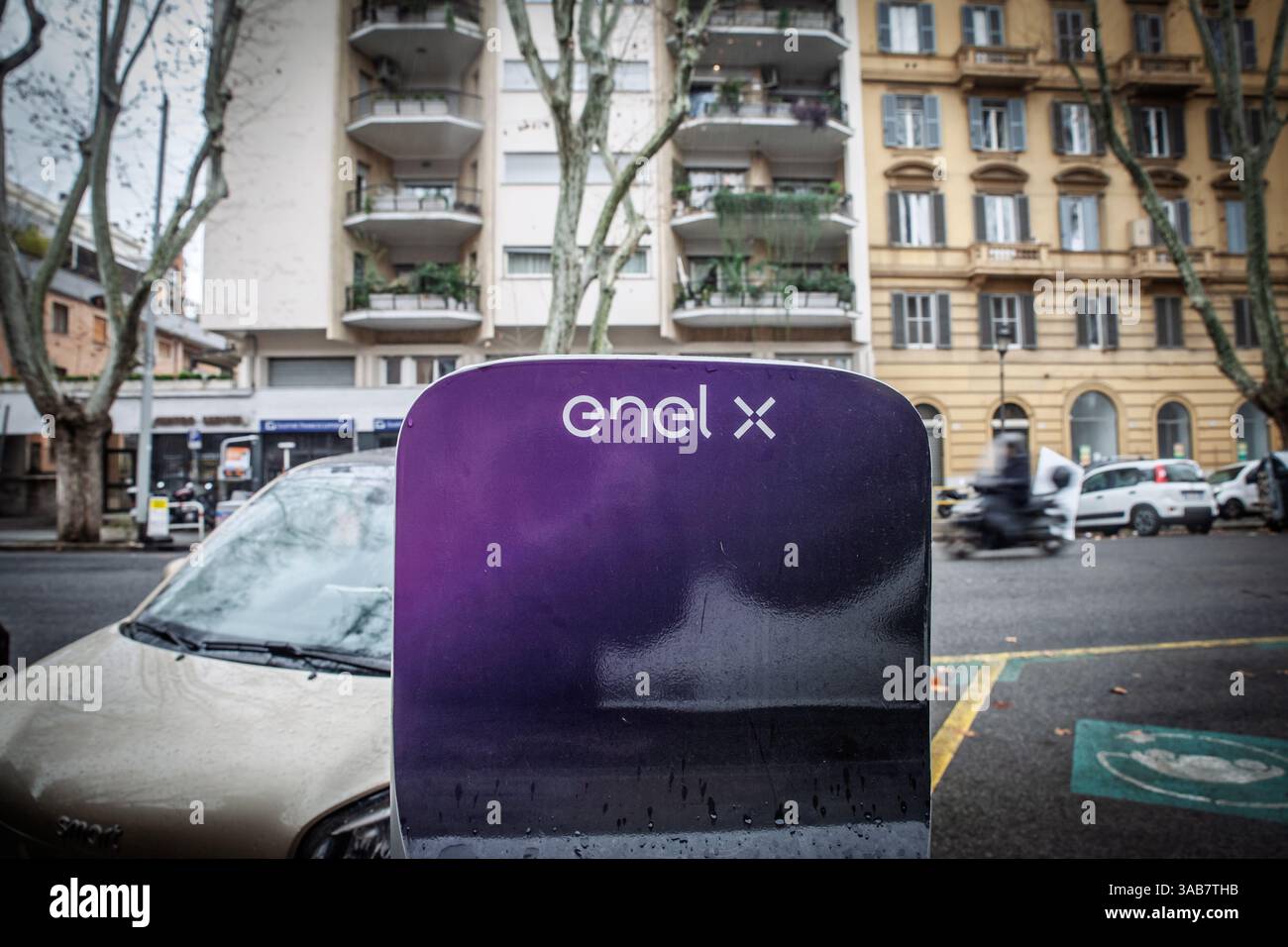 ROMA, ITALIA - 15 GENNAIO 2025: Stazione di ricarica per veicoli elettrici Enel X a Roma, Italia. Enel è un fornitore italiano di energia elettrica, energia ed energia spr Foto Stock