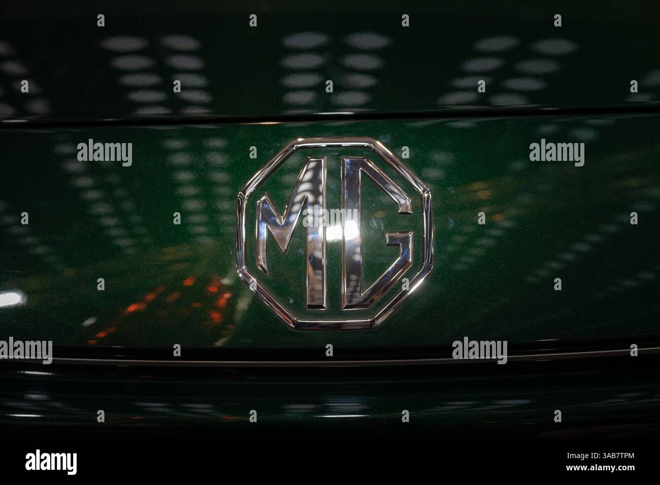 BELGRADO, SERBIA - 16 MARZO 2025: Il logo MG viene mostrato su un'auto di Belgrado; MG è un produttore automobilistico e automobilistico britannico. Foto Stock