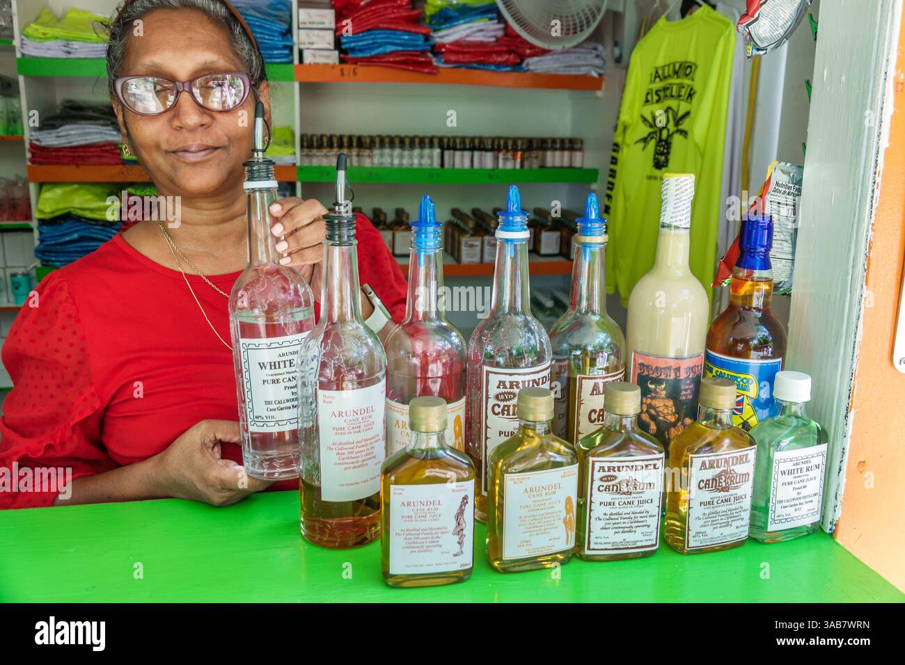 Road Town Tortola, Isole Vergini britanniche BVI, cane Garden Bay Road, Callwood Rum Distillery, Black African Asian local Woman, banco di lavoro, etnia Foto Stock
