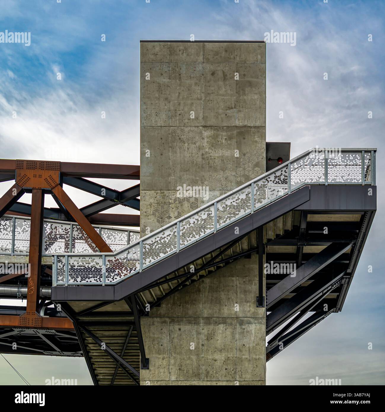 Un'estremità di un ponte pedonale a Everett, Washington Foto Stock